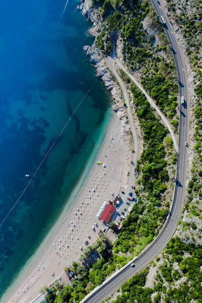 Strand aan zee en de weg. landschap hieronder (luchtfoto van — Stockfoto