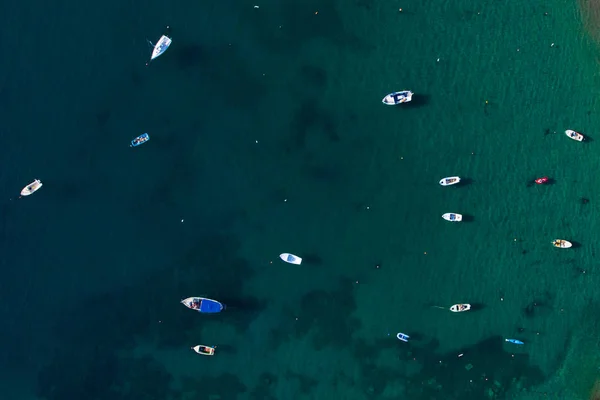 Körfezde tekneler ve yatlar var, tepeden tırnağa. manzara — Stok fotoğraf