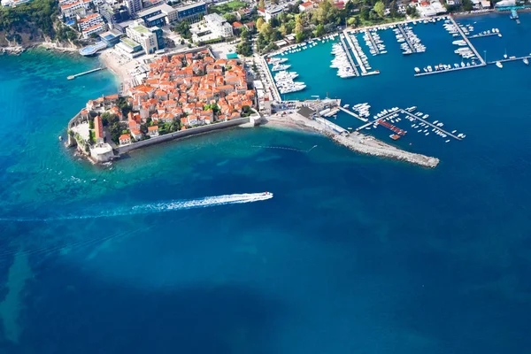 Kota merah (atap) Budva dan pelabuhan di antara laut, foto dari ab — Stok Foto