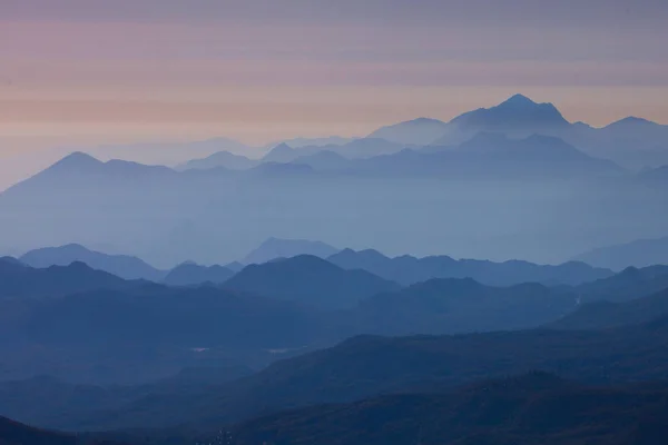 Des tons pastel de montagnes bleues lointaines, illuminées par la pâleur — Photo