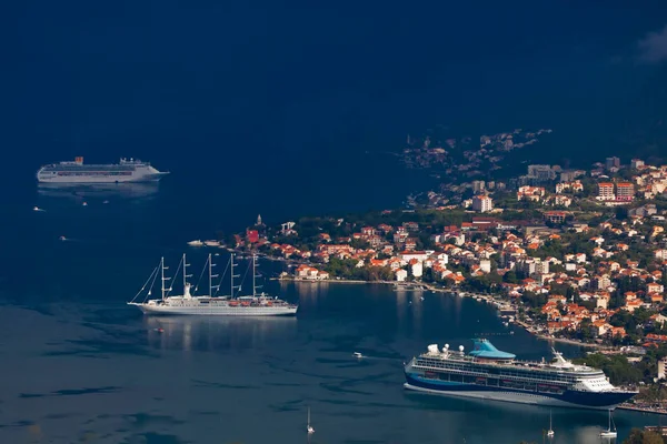Mooie cruiseschepen zijn ver onder het donkerblauw in de buurt van th — Stockfoto