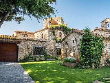 Pals, İspanya - 18 Mart 2017: Pals köy merkezi bir evde görünümünü