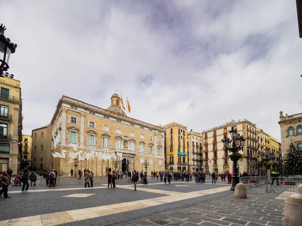 Barcelona Espanha Dezembro 2017 Turistas Caminhando Pela Praça Sant Jaume — Fotografia de Stock