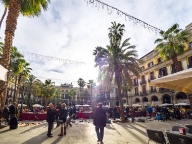 Barcelona, İspanya - 10 Aralık 2017: Reial, görünüm kare Barcelona şehir merkezinde turist dolu