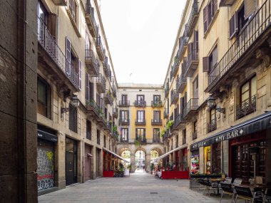 Barselona, İspanya, 10 Aralık 2017: Barselona şehir merkezinde küçük Passatge Madoz görünümünü