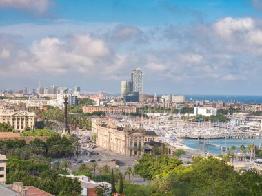 Barcelona, İspanya - 30 Temmuz 2017: Görünüm, Columbus anıt ve eski Barcelona limandan Montjuich dağ