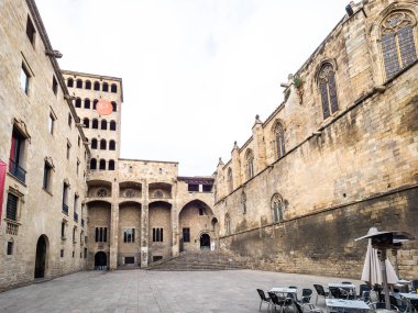Barcelona, İspanya - 10 Aralık 2017. Binalar ve Barselona şehir merkezindeki ünlü Plaza del Rei kare görünümü