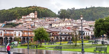 Cusco, Peru - 6 Ocak 2017. Yağmurlu bir günde plaza de armas meydanının bir tarafının görünümü