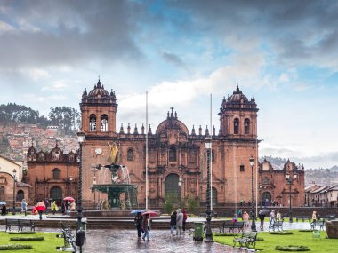Cusco, Peru - 6 Ocak 2017. Yağmurlu bir günde, Cusco, Peru Plaza de Armas Katedrali görünümü.