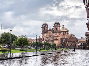 Cusco Plaza de Armas şirket de İsa kilise görünümü
