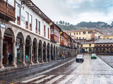 Cusco, Peru - 6 Ocak 2017. Yağmurlu bir günde plaza de armas meydanının bir tarafının görünümü