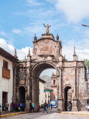 Cusco, Peru - 6 Ocak 2017. San Francisco meydanında Santa Clara Arch görünümü