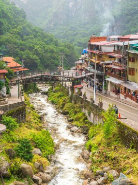 Aguascalientes, Peru - 5 Ocak 2017. Yağmurlu bir günde Aguascalientes köyünün görünümü