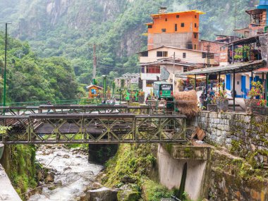 Aguascalientes, Peru - 5 Ocak 2017. Yağmurlu bir günde Aguascalientes köyünün görünümü