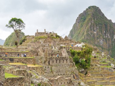 Bulutlu bir günde Machu Picchu kalesinin görünümü