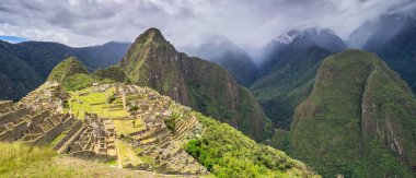 Machu Picchu kalesi ve Huayna Picchu dağının panoraması