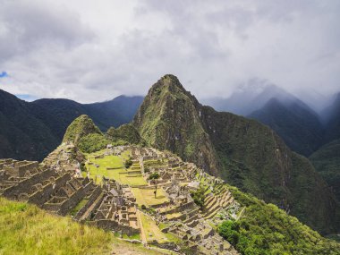 Machu Picchu kalesi ve Huayna Picchu dağının panoraması