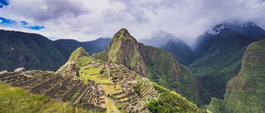 Machu Picchu kalesi ve Huayna Picchu dağının panoraması
