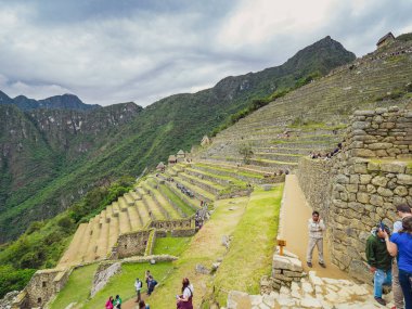 Machu Picchu, Peru - 5 Ocak 2017. Machu Picchu kalesini ziyaret eden turistlerin görünümü