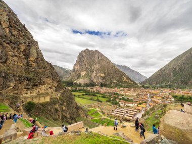 Ollantaytambo, Peru - 4 Ocak 2017. Ollantaytambo Tapınağı'ndan görülen Ollantaytambo şehri