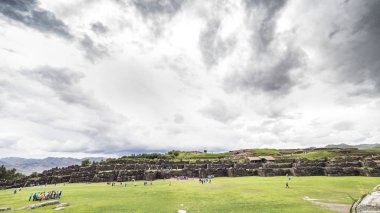 Bulutlu bir günde Sacsayhuaman kalesinin manzarası