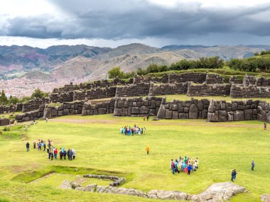 Cusco, Peru - 3 Ocak 2017. Sacsayhuaman kalesinde turistlerin manzarası