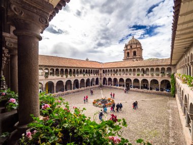 Cusco, Peru - 3 Ocak 2017. Cusco şehir merkezindeki Qorikancha tapınağının ana meydanının manzarası