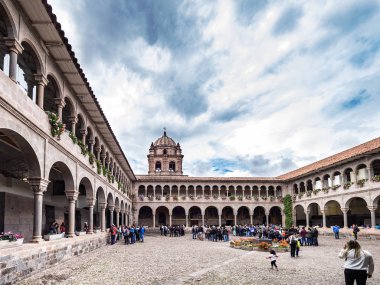 Cusco, Peru - 3 Ocak 2017. Cusco şehir merkezindeki Qorikancha tapınağındaki ana meydanın görünümü