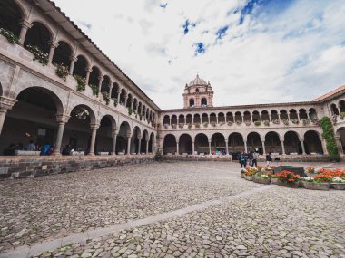 Cusco, Peru - 3 Ocak 2017. Cusco şehir merkezindeki Qorikancha tapınağının ana meydanının manzarası