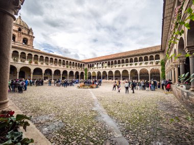 Cusco, Peru - 3 Ocak 2017. Cusco şehir merkezindeki Qorikancha tapınağının ana meydanının manzarası