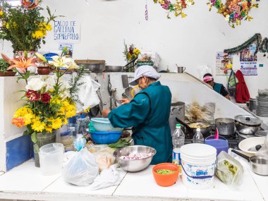 Cusco, Peru - 3 Ocak 2017. Bir kadının ceviche Cusco piyasada pişirme görünümü