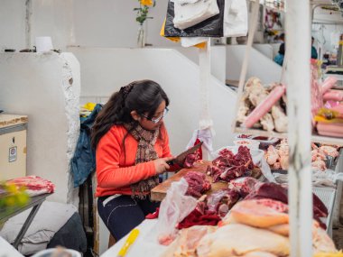 Cusco, Peru - 3 Ocak 2017. Bir Cusco Pazar kesim et Kasap görünümünü