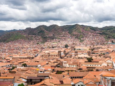 San Blas mahallesinden Cusco şehrinin görünümü