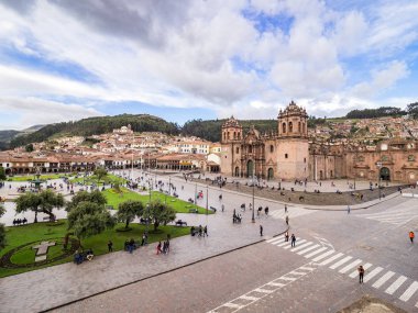Cusco, Peru - 3 Ocak 2017. Plaza de Armas Cusco ve Katedrali Compania de Jesus kilisenin penceresinden görüldü görünümünü