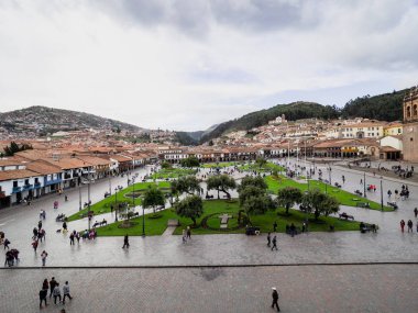 Cusco, Peru - 3 Ocak 2017. Compania de Jesus kilisenin penceresinden gördüm Cusco Plaza de Armas görünümünü
