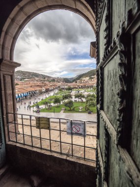 Cusco, Peru - 3 Ocak 2017. Compania de Jesus kilisenin penceresinden gördüm Cusco Plaza de Armas görünümünü