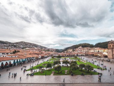 Cusco, Peru - 2 Ocak 2017. Yeşil alanlar ve Plaza de Armas Cusco, Peru İspanyol koloni tarzı mimaride görünümü