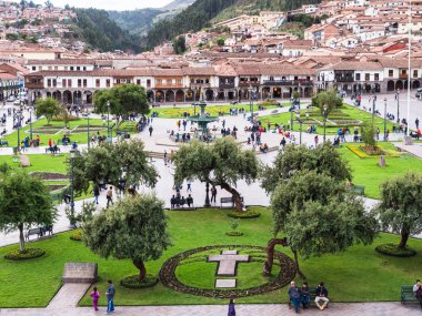 Cusco, Peru - 2 Ocak 2017. Yeşil alanlar ve Plaza de Armas Cusco, Peru İspanyol koloni tarzı mimaride görünümü
