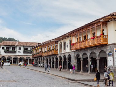 Cusco, Peru - 2 Ocak 2017. Cusco Plaza de Armas İspanyol koloni tarzı balkonda görünümünü