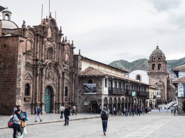 Cusco, Peru - 2 Ocak 2017. Paraninfo Universitario ve Basilica de la Merced Kilisesi ile Cusco Plaza de Armas yan görünüm