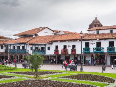 Cusco, Peru - 2 Ocak 2017. Cusco Plaza de Armas İspanyol koloni tarzı balkonda görünümünü