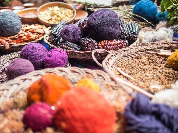 Chinchero, Peru köyünün doğal ürünleri ile oluşturulan esnaf ürünleri manzarası