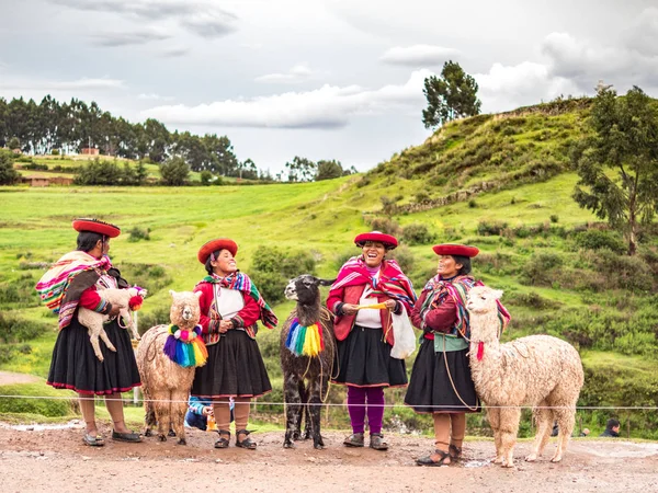 Cusco Peru Stycznia 2017 Cztery Kobiety Peruwiański Lamy Laughin Świętą Zdjęcia Stockowe bez tantiem