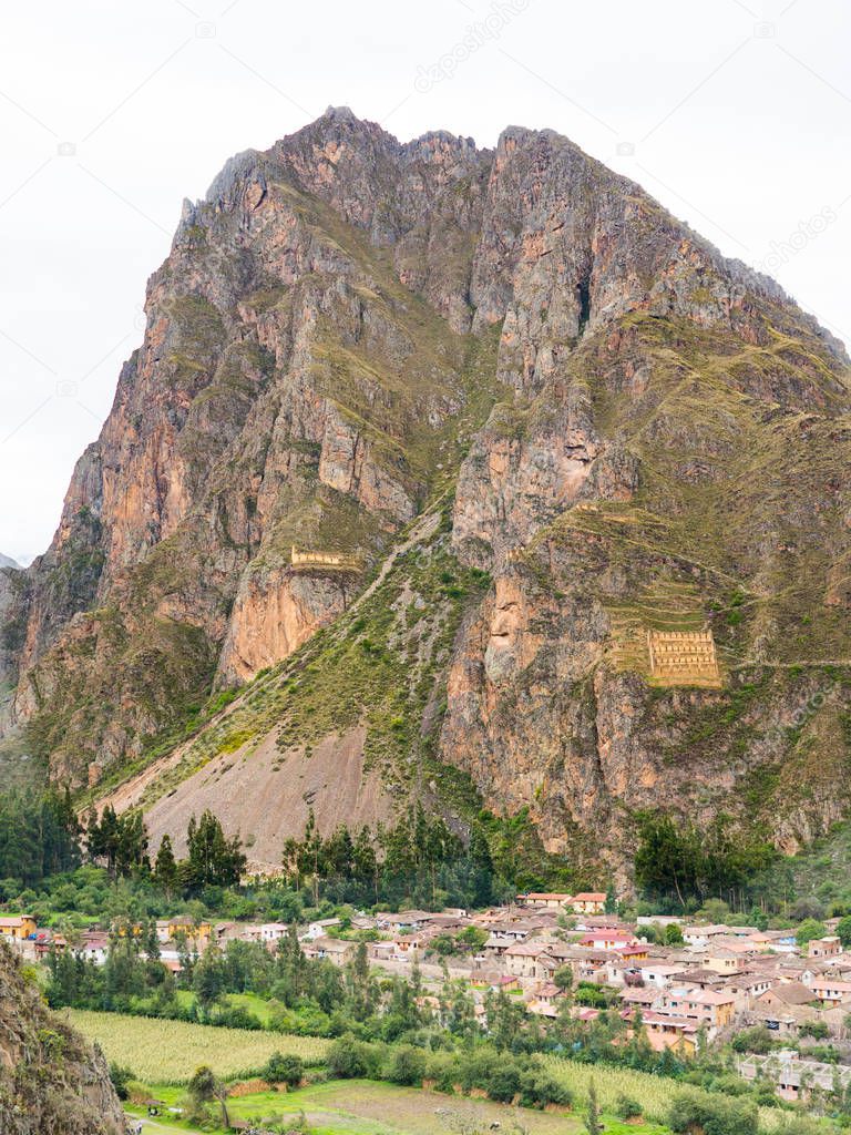 Ollantaytambo city and the Pinkuylluna deposits on the mountain