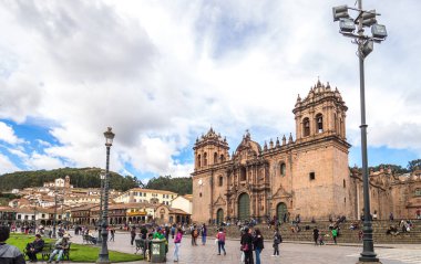 Cusco, Peru - 2 Ocak 2017. Cusco Plaza de Armas Cusco katedralde yan görünüm