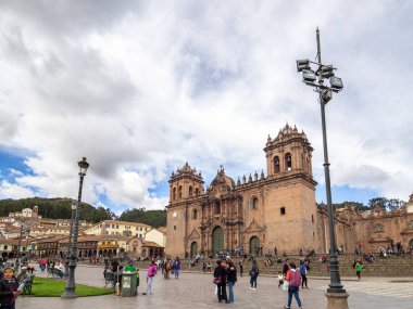 Cusco, Peru - 2 Ocak 2017. Cusco Plaza de Armas Cusco katedralde yan görünüm