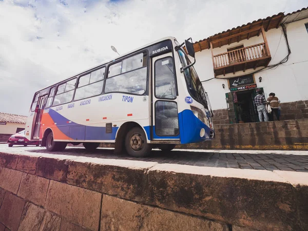 Cusco, Peru - 2 Ocak 2017. Cusco Qorikancha tapınağın önünde bir otobüs yolculuğu görünümünü