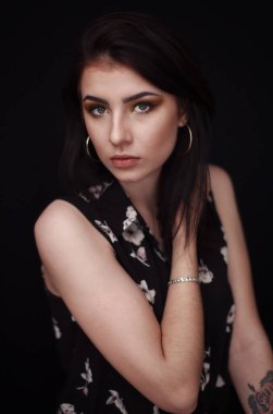 Stüdyoda çekilen kız.