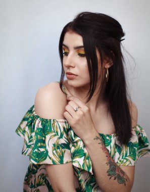 Stüdyoda çekilen kız.