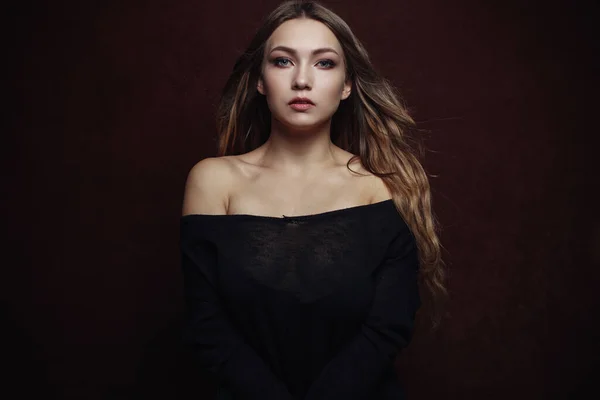 Kırmızı arka planda güzel bir kızın portresi.